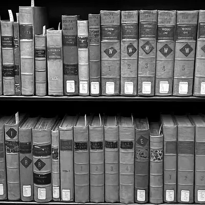 Fotografia de livros jurídicos antigos em uma estante