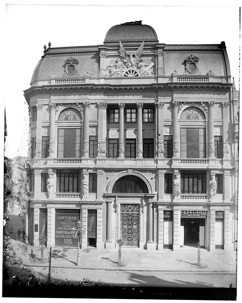 Fotografia antiga da fachada ornamentada de um edifício na Avenida Central, no Rio de Janeiro