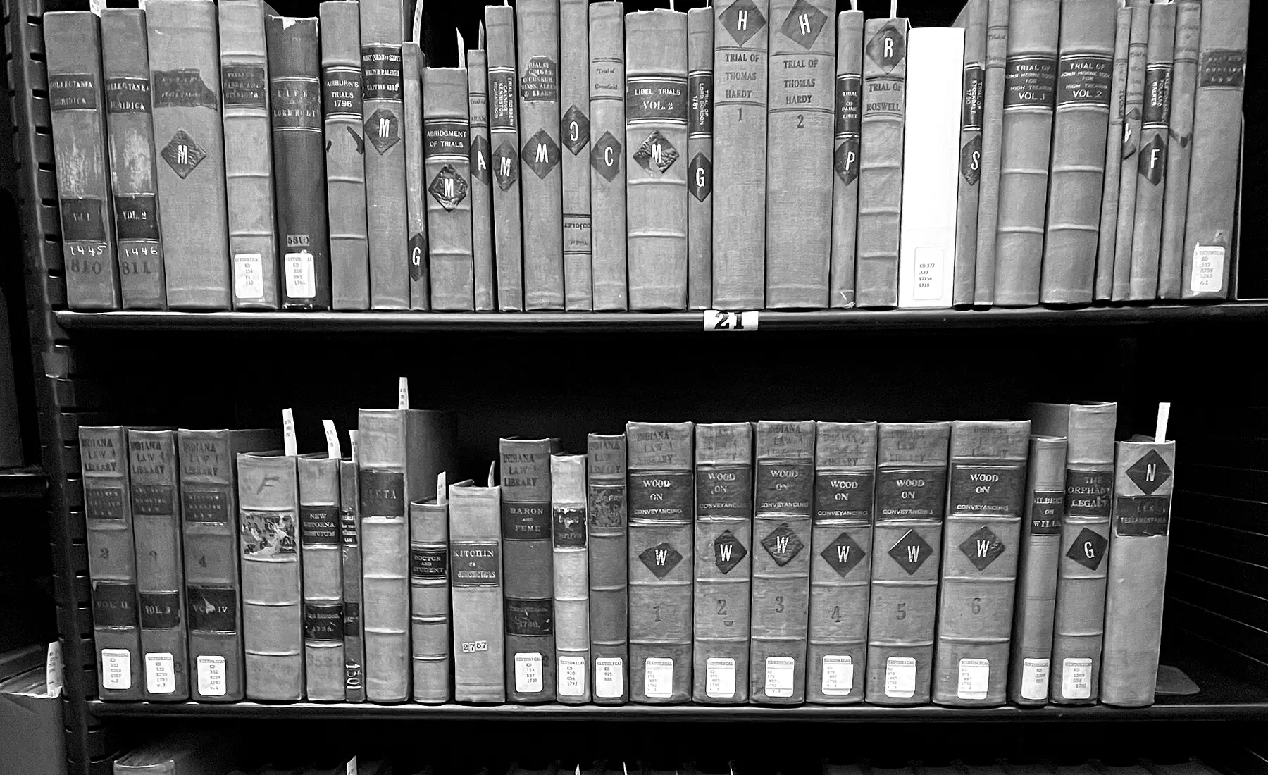 Fotografia de estantes com livros jurídicos antigos