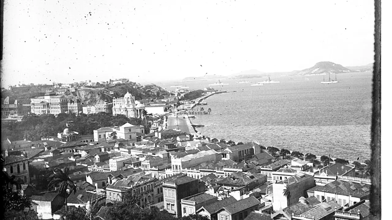 Fotografia antiga do Rio de Janeiro vista do alto, com a baía ao fundo
