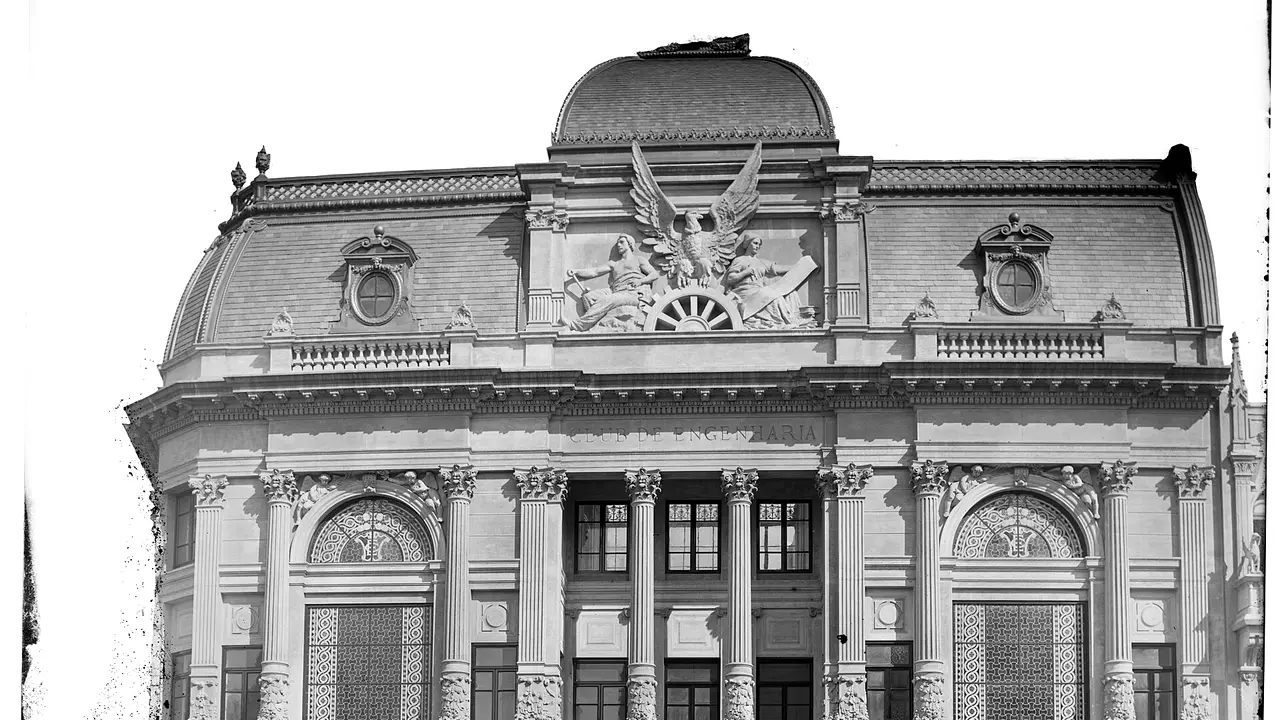 Fotografia antiga da fachada de um edifício na Avenida Central, no Rio de Janeiro